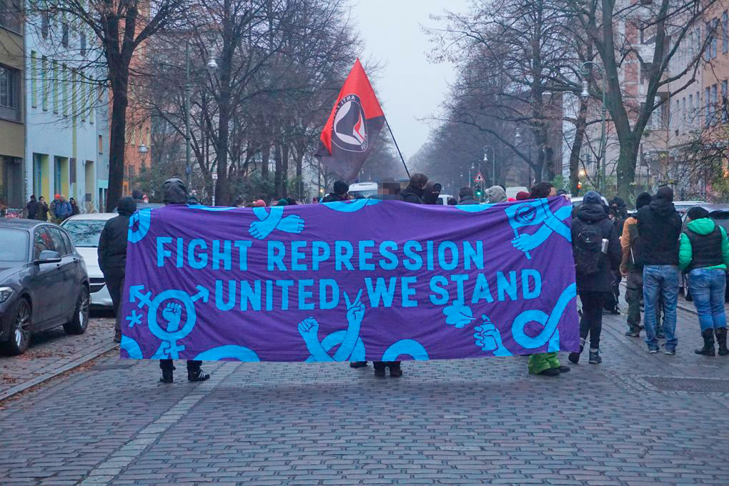Etwa 100 Menschen bei Kundgebung in Berlin am 13.12.